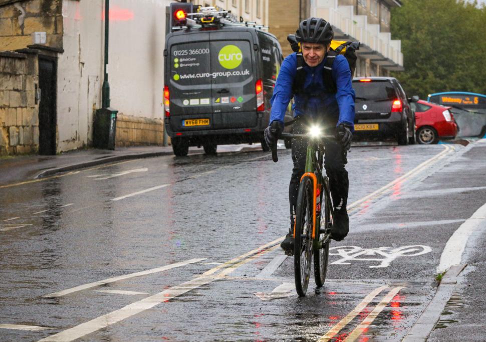 10 consejos para andar en bicicleta eléctrica bajo la lluvia